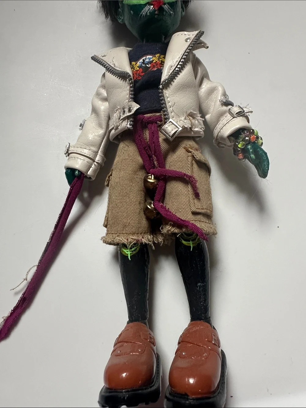 Green Face Monster Doll with White Jacket and Tan Shorts / THRILLER - Picture 4 of 5